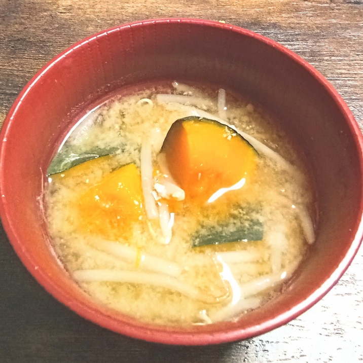 今日の味噌汁！！かぼちゃともやしの味噌汁